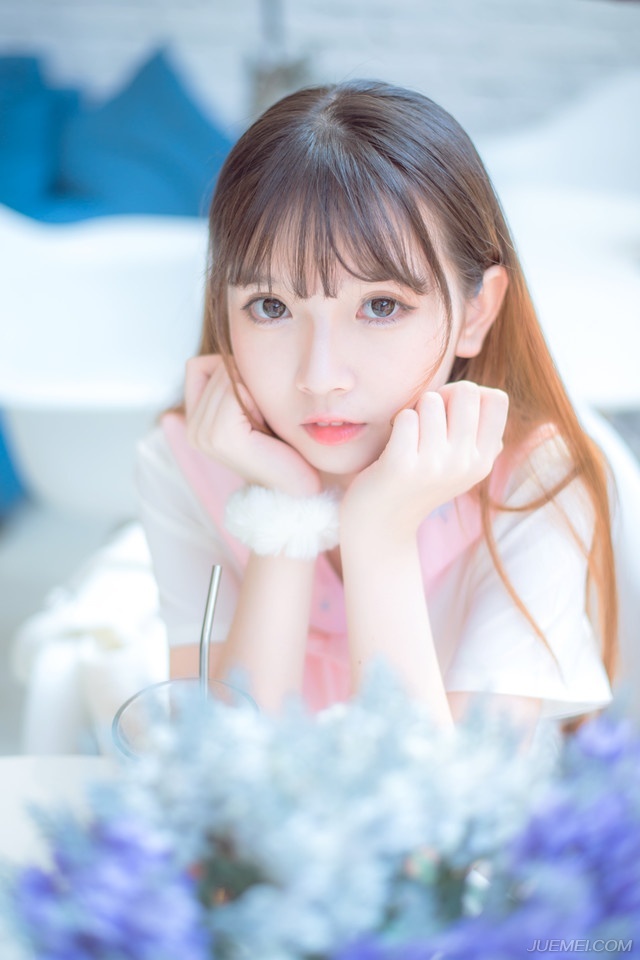 “笑话，凭什么？”人群中，有人怒道：“他刘璋的命是命，那昔日被刘璋迫害至死的那些人的性命难道就不是命了？”